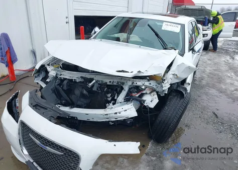 2018 Chrysler 300 Limited Awd z USA, uszkodzony, nr VIN 2C3CCAKG3JH300234